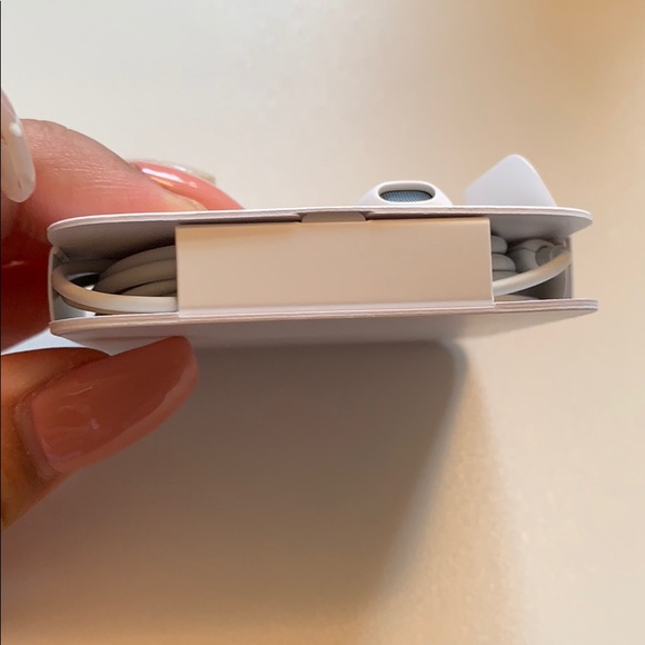 Apple headphones WITH WIRES NOT AIRPODS - Picture 3 of 6